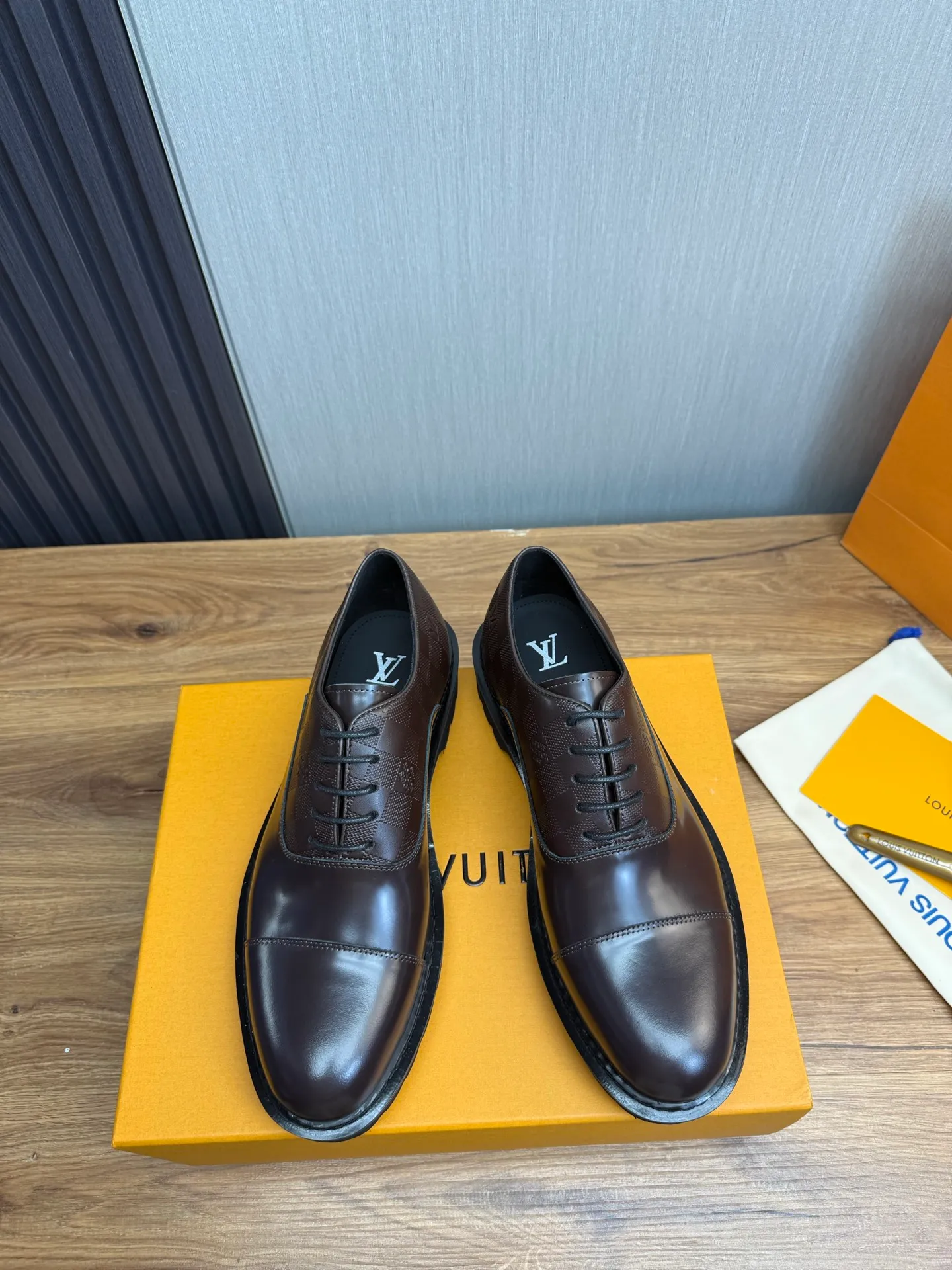 Men's shoes 💰900💰 LV. Men's casual lace-up leather shoes, the latest hot style 🔥 1:1 original purchase quality, top quality goods ⬆️The upper is imported open-edge beaded cowhide, cowhide, and cow suede. The hand-made three-dimensional stitching highlights the round toe design. The inner foot pads are all imported cowhide, with the original wear-resistant foam outsole, matching code 39-44, (38, 45 custom-made, non-refundable)